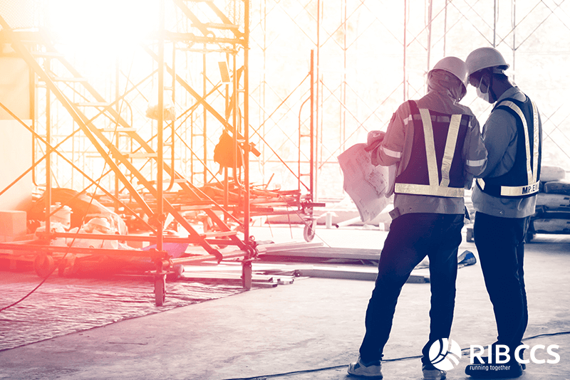 2 men choosing the best construction estimating software
